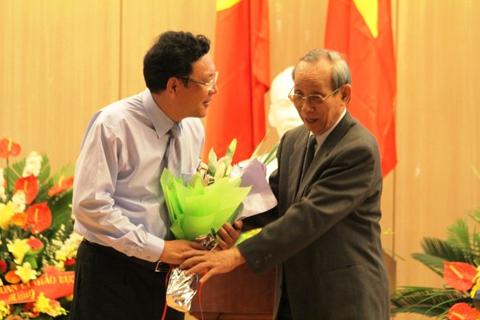 Chủ tịch Trần Hồng Quân tặng hoa chia sẻ niềm vui với Bộ trưởng Phạm Vũ Luận.